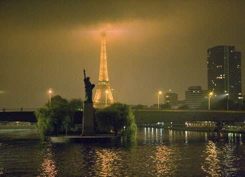 Tour di Parigi in nave hotel. La Torre Eiffel.